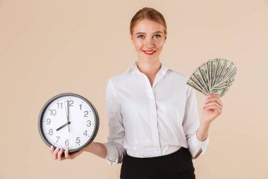 Kendinden emin bir işkadını para banknot ve duvar saati izole bej renkli arka plan üzerinde gösterilen portresi