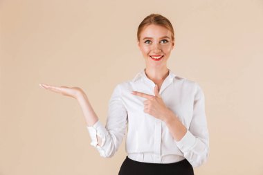 Görüntü izole kamera işaret arıyorum bej duvar artalan üzerinde duran genç iş neşeli kadın.