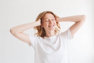 Beyaz duvar arka plan üzerinde izole güzel genç şirin kızıl saçlı kadın fotoğrafı.