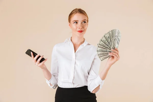 Porträtt Leende Affärskvinna Visar Pengar Sedlar Medan Håller Mobiltelefon Isolerade — Stockfoto