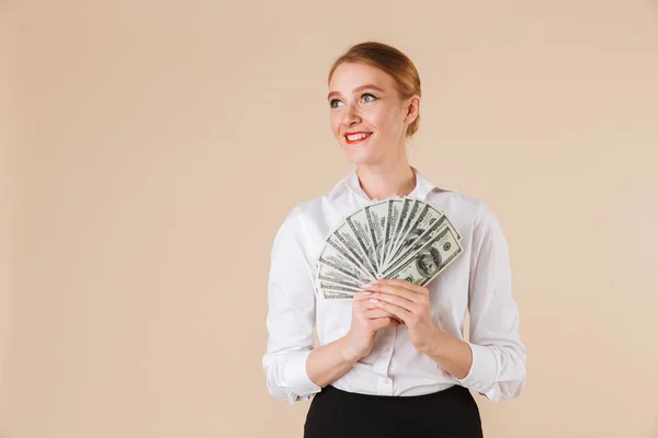 Porträt Einer Lächelnden Geschäftsfrau Die Geldscheine Isoliert Vor Beigem Hintergrund — Stockfoto