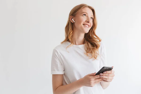 Foto Joven Pelirroja Feliz Aislada Sobre Fondo Blanco Pared Escuchando —  Fotos de Stock