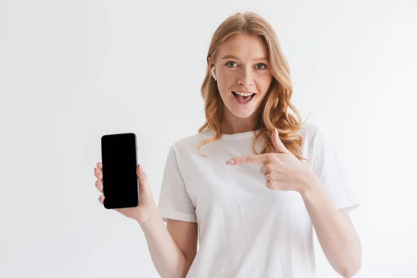 Фото Счастливой Молодой Рыжей Женщины Фоне Белой Стены Изображением Мобильного — стоковое фото