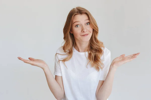 Imagem Jovem Mulher Ruiva Confuso Isolado Sobre Fundo Parede Branca — Fotografia de Stock