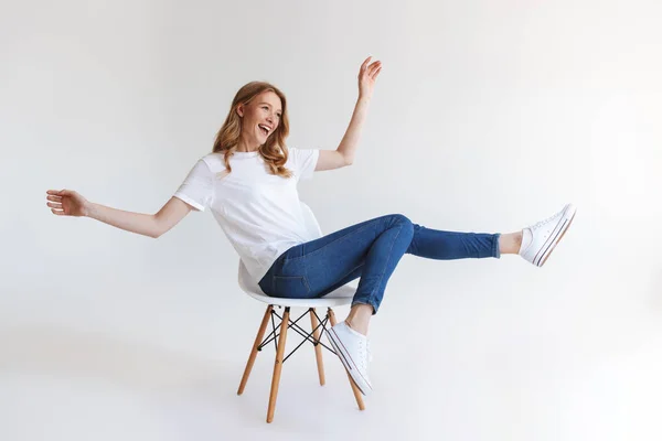 Imagem Jovem Mulher Ruiva Bonita Engraçado Sentado Isolado Sobre Fundo — Fotografia de Stock