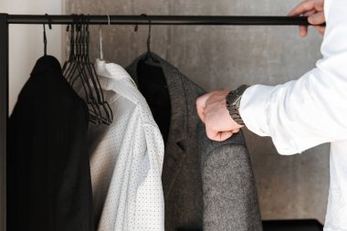 Bir adam bir dolap dosyasını alarak yakın çekim