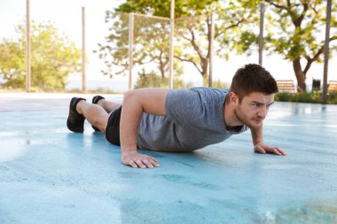 Konsantre sporcu gönderme yapıyor bir bahçesi açık havada ups