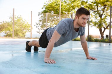 Odaklı sporcu gönderme yapıyor bir bahçesi açık havada ups