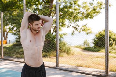 Germe yapmak emin sporcu bir bahçesi açık havada egzersiz