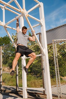 Konsantre sporcu çekme yapıyor bir basketbol sahası açık havada ups