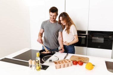 Oldukça genç çift birlikte yemek kahvaltı