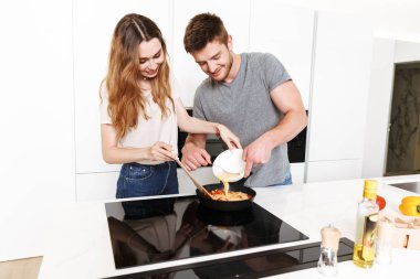 Yemek kahvaltı birlikte mutlu genç çift