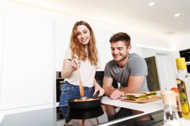 Mutlu genç çift birlikte öğle yemeği yemek