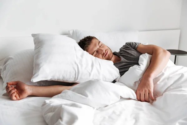 Atractivo Joven Durmiendo Cama Casa —  Fotos de Stock