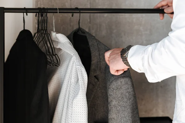 Bir adam bir dolap dosyasını alarak yakın çekim