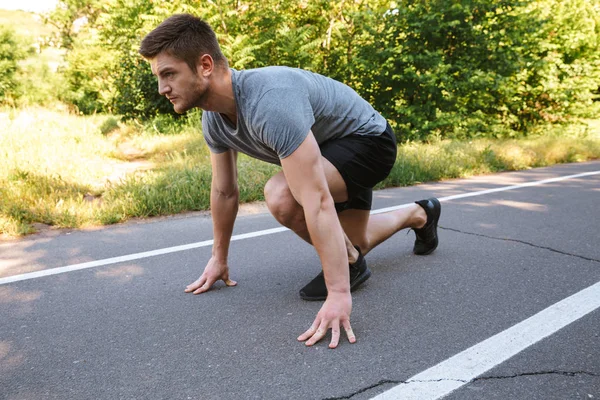 Esportista Concentrado Pronto Para Começar Correr Uma Estrada Livre — Fotografia de Stock