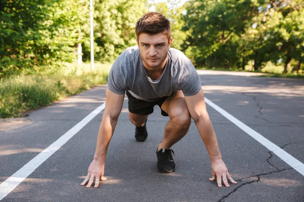 Desportista Confiante Pronto Para Começar Correr Uma Estrada Livre — Fotografia de Stock