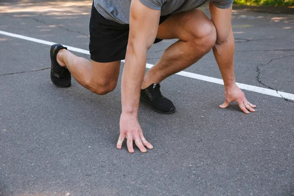 Imagem Cortada Desportista Pronto Para Começar Correr Uma Estrada Livre — Fotografia de Stock