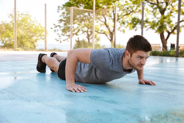 Koncentrerad Sportsman Göra Push Ups Lekplats Utomhus — Stockfoto