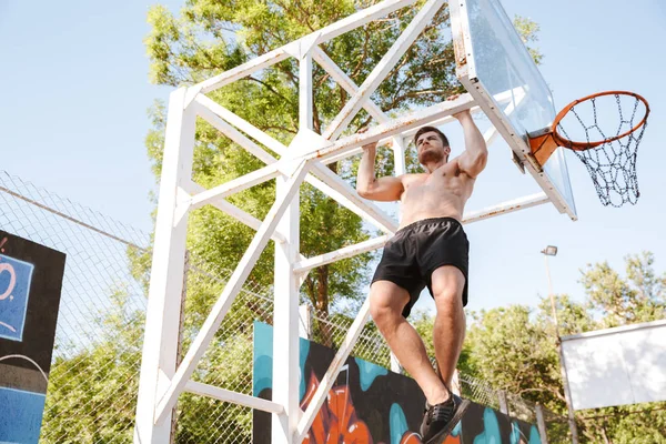 Esportista Focado Fazendo Pull Ups Campo Basquete Livre — Fotografia de Stock