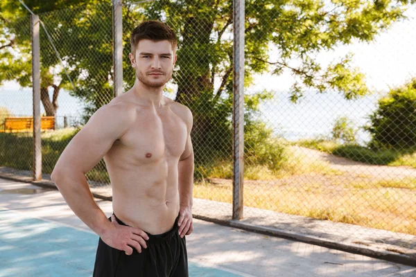 Jistý Shirtless Sportovec Šortkách Stojící Venku Hřišti — Stock fotografie