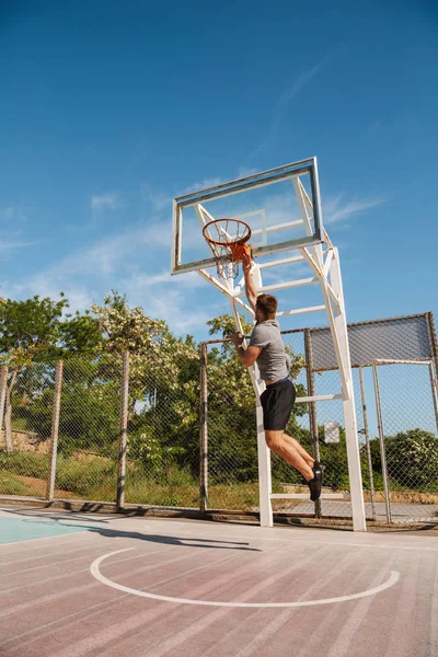 Joven Deportista Jugando Baloncesto Una Cancha Afuera — Foto de Stock