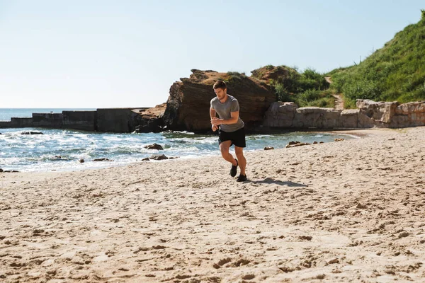 Здоровый Молодой Спортсмен Бегает Песку Открытом Воздухе — стоковое фото