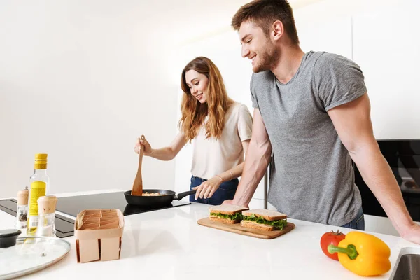 Sorrindo Jovem Casal Cozinhar Almoço Juntos — Fotografia de Stock