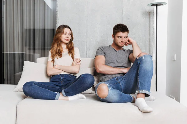 Fotoğraf seven çift evde kanepede kapalı kavga oturan rahatsız memnun genç.