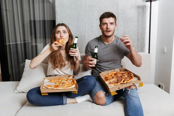 Glückliches Junges Paar Isst Pizza Und Trinkt Bier Während Hause — Stockfoto