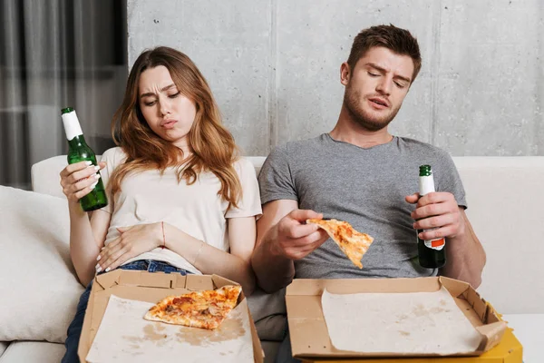 Krankes Paar Viel Pizza Während Hause Zusammen Auf Der Couch — Stockfoto