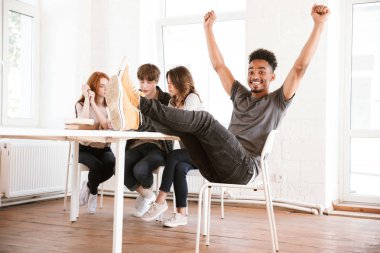 Arkadaşlar öğrencileri ise kamera kapalı birbirleri ile bir şey yazma konuşmak sınıfta seyir kazanan jest yapmak imge-in gülümseyen genç Afrika adam.