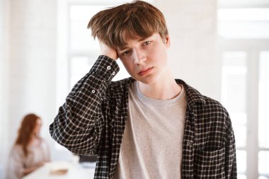 Kafasını birbirleri ile bir şey yazma kapalı konuşmak sınıfta arkadaş öğrencileri ise kamera seyir dokunmadan yorgun genç adam fotoğrafı.