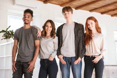 Görüntü genç neşeli arkadaşları öğrencilerin sınıfta kapalı duruyor. Görünümlü kamera.