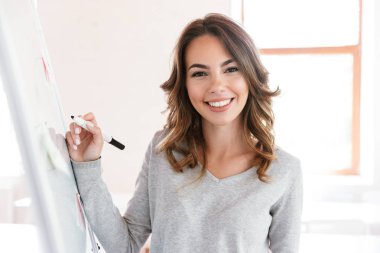 Resepsiyon holding marker duran ve kamera arıyorum genç kadın görüntüsünü.