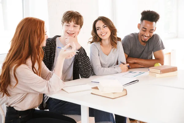 Image Jeunes Amis Souriants Étudiants Assis Classe Intérieur Parlant Entre — Photo