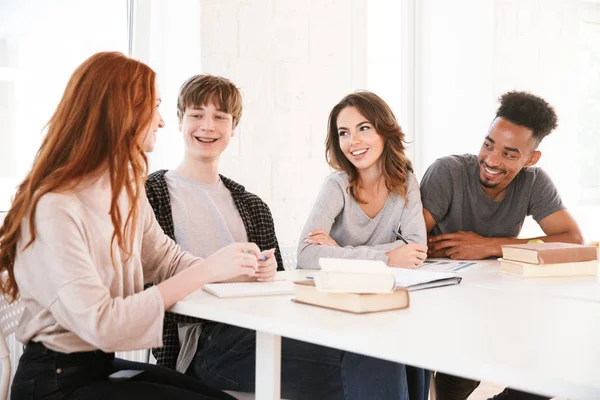 Sınıf Kapalı Birbirleriyle Konuşurken Oturan Genç Arkadaşlar Öğrenciler Gülümseyen Bir — Stok fotoğraf
