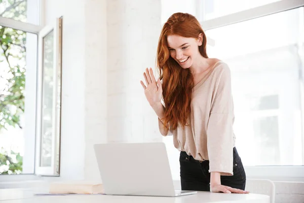 Bilden Glad Ung Rödhårig Dam Tittar Sidan Med Hjälp Bärbar — Stockfoto