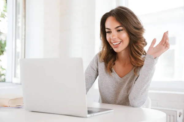 Image Cheerful Young Lady Sitting Classroom Looking Aside Using Laptop — Stock Photo, Image