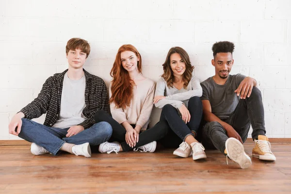 Image Jeunes Amis Souriants Étudiants Sur Fond Mur Blanc Caméra — Photo