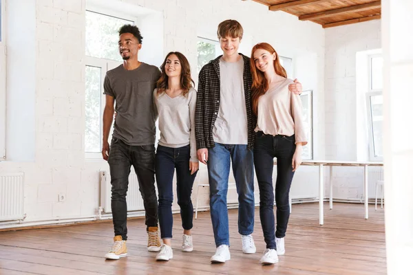 Image Jeunes Amis Joyeux Étudiants Marchant Dans Salle Classe Intérieur — Photo