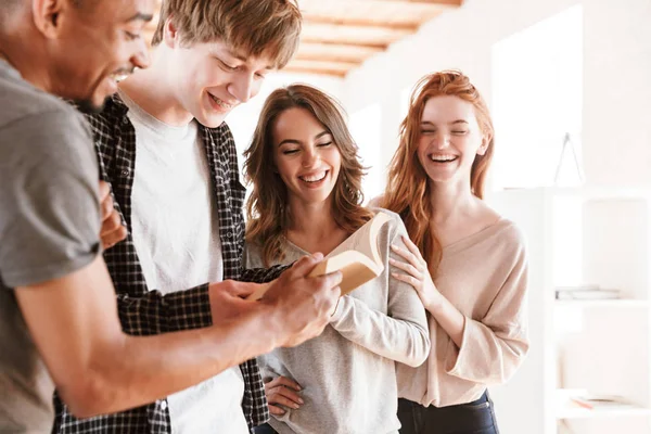 Bild Von Jungen Glücklichen Freunden Studenten Stehen Klassenzimmer Drinnen Gespräch — Stockfoto