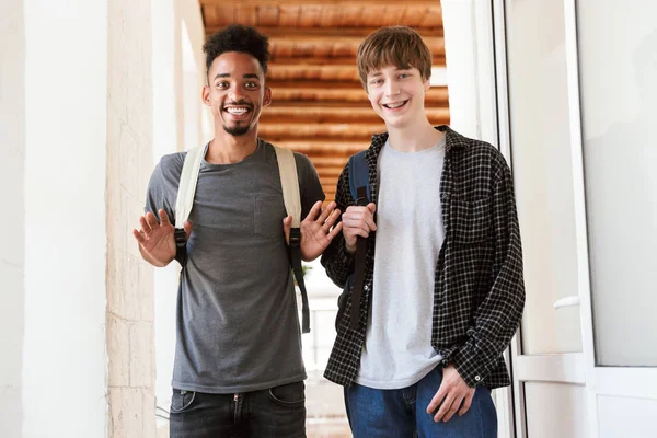 Imagem Caras Felizes Estudantes Sala Aula Dentro Casa Olhando Câmera — Fotografia de Stock