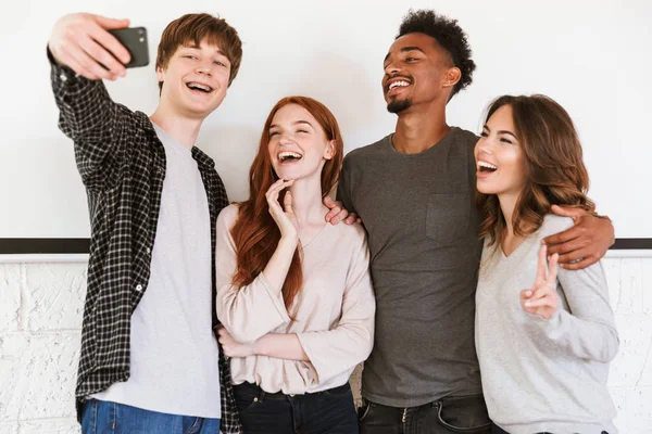 Imagem Grupo Feliz Amigos Estudantes Fazer Uma Selfie Por Telefone — Fotografia de Stock