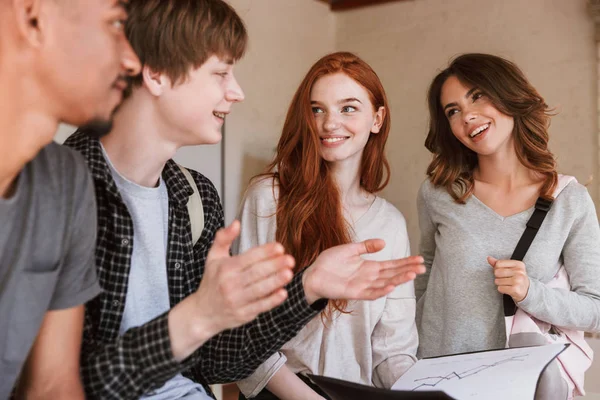 Image Groupe Heureux Amis Étudiants Dans Dossier Tenue Classe Parlant — Photo