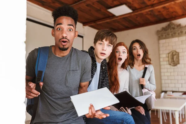 Bild Einer Schockierten Aufgeregten Gruppe Von Freunden Studenten Klassenzimmer Die — Stockfoto