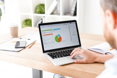 Dizüstü bilgisayar kullanan office çalışan yakışıklı adamın fotoğraf kırpılmış.