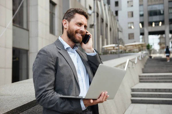 Foto Hombre Negocios Sonriente Años Con Traje Gris Que Sostiene — Foto de Stock