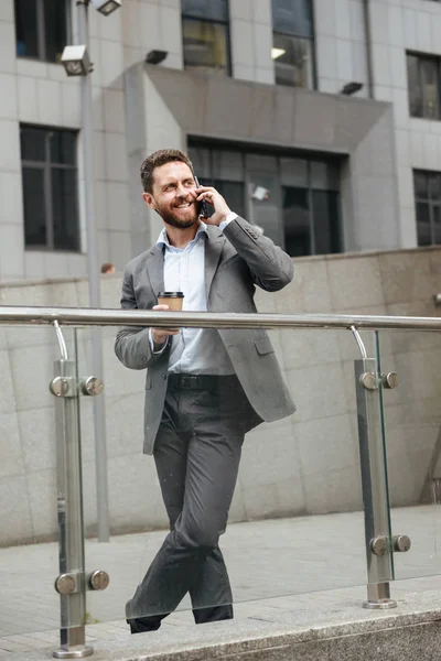 Foto Cuerpo Entero Del Hombre Maduro Traje Gris Mirando Lado — Foto de Stock