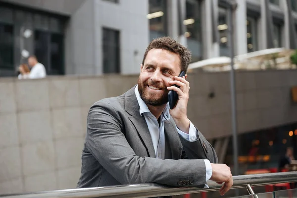 Retrato Primer Plano Sonriente Hombre Negocios Alegre Años Traje Gris — Foto de Stock